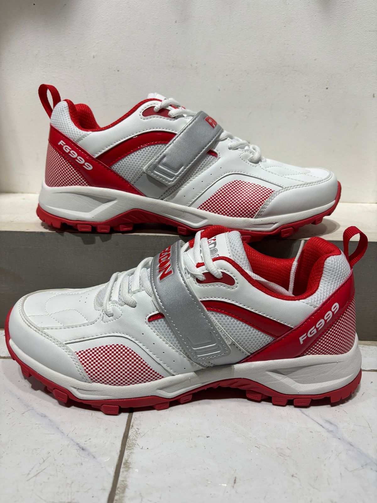 FG999 Sporty All-Terrain Sneakers – White & Red