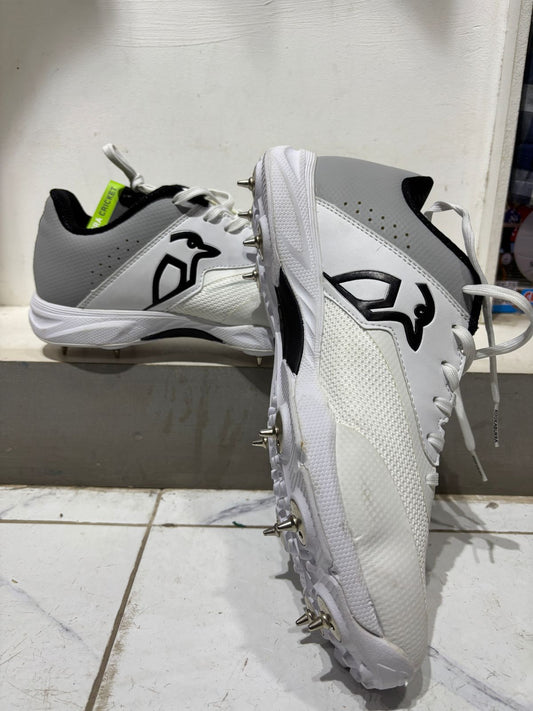 Kookaburra Pro 2000 Cricket Spikes - White/Black